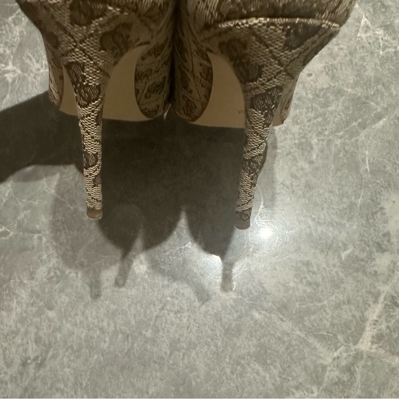 GUESS Heel To Toe Monogram Signature Neutral High Heels Women’s Shoes SZ 8 - Picture 7 of 9